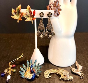 lot 177 image: Collection of Unique Vintage Brooches Including Bird and Peacock Designs including Sterling Silver