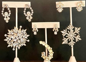 lot 186 image: Collection of 3 Vintage Clear Crystal Diamond-Like Style Sparkling Clip-On Earrings and 3 Brooches
