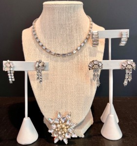 lot 188 image: Vintage Rhinestone Jewelry Set Necklace, Brooch, and 3 Pairs of Earrings including Hollycraft