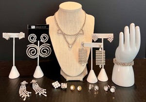 lot 190 image: Elegant Set of Rhinestone Jewelry Including a Necklace, 8 Pairs of Rhinestone Earrings, a Bracelet & Shoe Clips