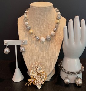 lot 192 image: Elegant Jewelry Set with Necklace, Bracelet, Earrings, and Brooch