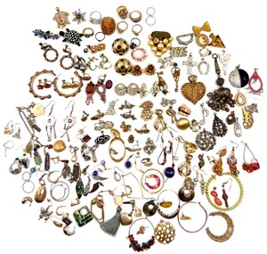 lot 199 image: Large Collection of Singled Out Broken and Unbroken Vintage and Costume Jewelry Accessories including Trifari and Coro