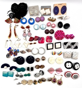 lot 208 image: Assorted Collection of 40 Vintage Earrings and Brooch