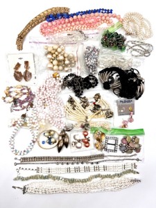 lot 209 image: Extensive Collection of Vintage and Contemporary Jewelry Pieces Needing Repair