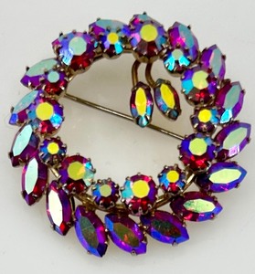 lot 218 image: Vintage Aurora Borealis Rhinestone Brooch in Circular Design