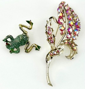 lot 222 image: Set of 2 Vintage Rhinestone Brooches - Articulated Frog and Floral Design