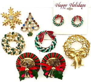 lot 236 image: Collection of 5 Vintage Holiday Brooches with Wreath, Bow, and Tree Designs