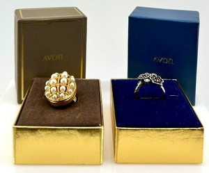lot 256 image: Set of 2 Avon Vintage Rings with Faux Pearl and Flower Design