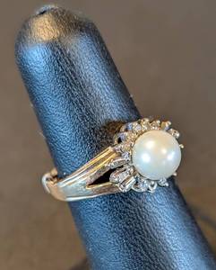 lot 133 image: Vintage 10k Gold Pearl and Diamond Ring