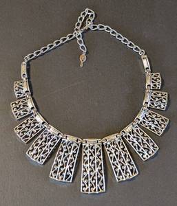 lot 135 image: Vintage Sarah Coventry Silver Tone Necklace