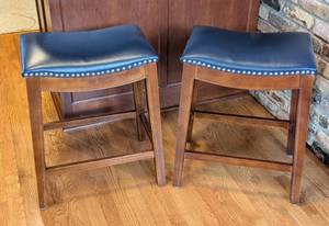 lot 24 image: Pair of Navy Bonded Leather Counter Height Stools