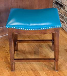 lot 25 image: Green Bonded Leather Counter Height Stool