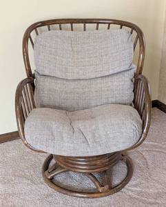 lot 6 image: Vintage Rattan Rocking Chair