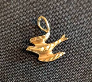 lot 70 image: Small 14k Yellow Gold Dove Pendant