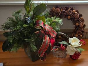 lot 44 image: Festive Christmas Decorative Grouping