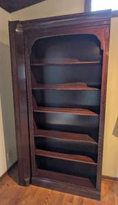 lot 20 image: Mahogany Wood Bookcase