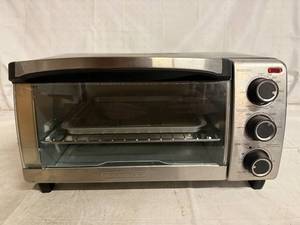 lot 66 image: Black and Decker Toaster Oven