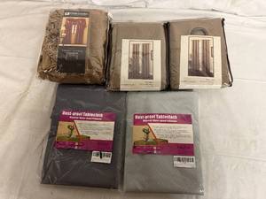 lot 77 image: 3 Packs of Blinds and 2 Tablecloths