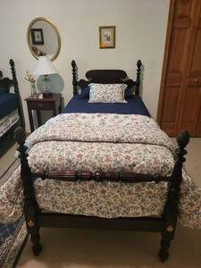 lot 102 image: Vintage Twin Four-Poster Bed