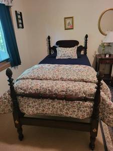 lot 103 image: Vintage Wood Twin Bed Frame