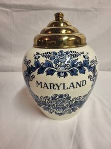 lot 122 image: Royal Goedewaagen Blue Delft Holland Jar with Brass Lid
