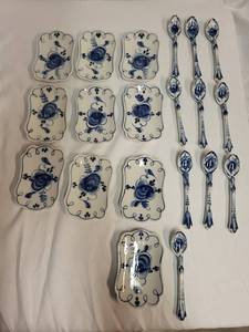 lot 124 image: Russian Porcelain Set with Blue Floral Design in Tin Box