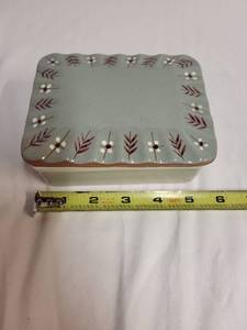 lot 131 image: Stangl Pottery Lidded Box with Floral Design