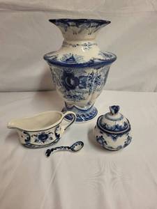 lot 137 image: Russian Gzhel Porcelain Set Vase, Sugar Bowl, Creamer, and Spoon