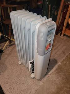 lot 208 image: Lakewood 1500W Oil-Filled Radiator Heater