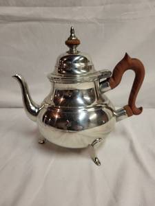 lot 211 image: Williamsburg Stieff Pewter Teapot