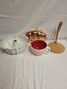 lot 213 image: Eclectic Kitchen Set with Copper Pig Mold, Bundt Pan, Pitcher, and Holder
