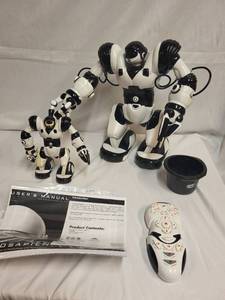 lot 216 image: WowWee Robosapien Set with Large and Mini Robot Figures