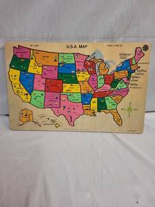 lot 222 image: Childrens Wooden USA Map Puzzle with State Pieces