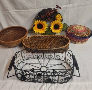 lot 232 image: Assortment of Decorative Wicker Baskets and Metal Tray