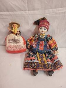 lot 235 image: Set of 2 Decorative Porcelain Dolls with Traditional Attire