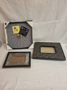 lot 250 image: Collection of 3 Decorative Photo Frames and Memo Board