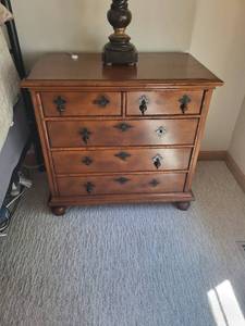 lot 87 image: 2 Wooden Bedside Nightstand Dressers