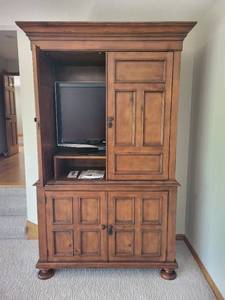 lot 90 image: Oak Entertainment Armoire with Adjustable Shelves and Storage - TV and Contents not included