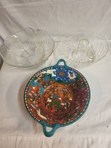 lot 255 image: Set of 3 Decorative Bowls Including Hand-Painted Leonarda Vargas Piece