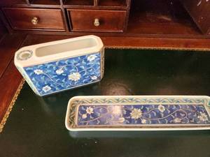 lot 11 image: Set of 2 Vintage Japanese Porcelain Pen Holder and Desk Tray with Floral Design