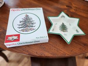 lot 59 image: Spode Christmas Tree Star Shaped Dish
