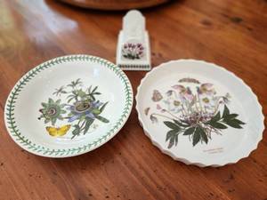 lot 60 image: Portmeirion Botanic Garden Dinnerware Set - Plate, Bowl, and Letter Rack