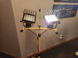 lot 162 image: Twin-Head Halogen Work Light on Adjustable Tripod Stand