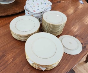 lot 277 image: Set of 36 Lenox Cosmopolitan Collection Plates