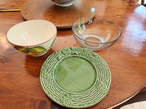 lot 281 image: Set of 3 Decorative Bowls and Platters - Portugal and Italy