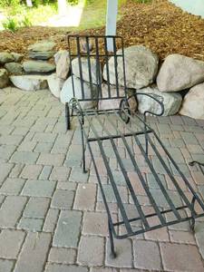 lot 283 image: Wrought Iron Chaise Lounge with Cushion