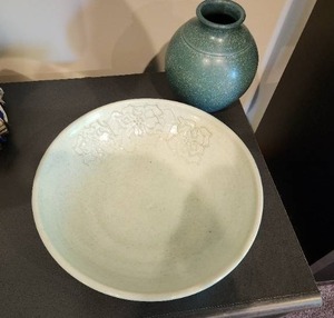 lot 287 image: Set of 2 Decorative Celadon Pottery Flower Bowl and Green Vase