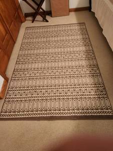 lot 300 image: Geometric Patterned Wool Area Rug Measuring 6 x 4