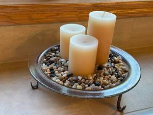lot 317 image: Decorative Candle Tray with 3 Candles and Pebble Accent