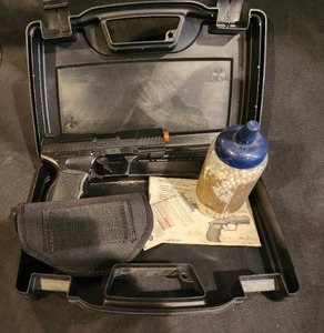 lot 176 image: Stinger P9T Airsoft Pistol with BBs and Holster in Case